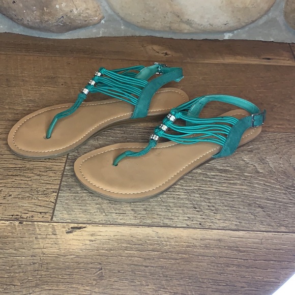 Green flat sandals. - Picture 2 of 3
